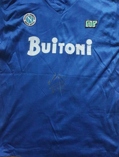Football. Un maillot de Maradona, vendu plus de 9 millions de dollars, bat tous les records Football. Un maillot de Maradona, vendu plus de 9 millions de dollars, bat tous les records